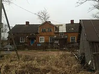 Жилой дом возле остановочного пункта.