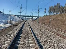 Путепровод на северо-западе от остановочного пункта.