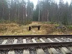 Бывший переезд на западе от остановочного пункта.