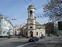 Вид на Подколокольный переулок (слева) от колокольни церкви Рождества Богородицы на Стрелке