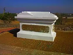 Памятник-саркофаг офицерам 23-го Уэльского фузилерского полка, бригады Кодрингтона дивизии Дж. Броуна. Восстановлен в 1993 году скульптором Ф. Ф. Сундуковым.