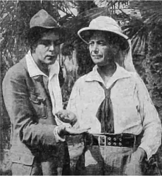 Иона Таланов - мистер Энниок, фабрикант, слева Олег Фрелих - инженер Гнор