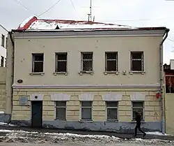 Сохранившийся дом жилого подворья с лавками, построенный генерал-майором Н. З. Хитрово на площади. В основании — остатки стен XVII века Певческих палат подворья Крутицкого митрополита.