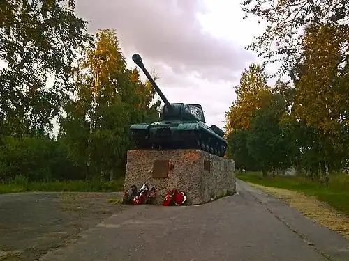 Танк ИС-2 установлен недалеко от места, где 20 августа 1941 года экипаж танка КВ-1 под командованием Зиновия Колобанова принял бой с превосходящими силами противника и в одном бою уничтожил 22 немецких танка.