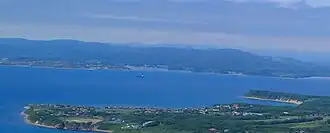 Вид на посёлок и бухту Подосёнова с вершины Змеиного хребта (344 м над уровнем моря)