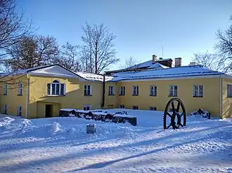 Правый флигель