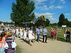 Праздник миноги в Царникаве. Чучело миноги несут от берега Гауи к месту празднования.