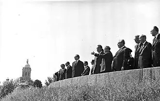 Президент США Ричард Никсон на самой высокой точке (200 м) Днепровских склонов в 1972 году.