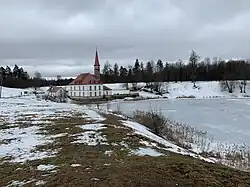 Вид на Приоратский дворец и Черное озеро