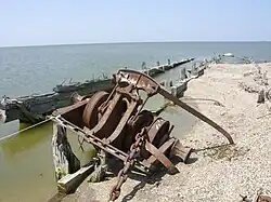 Пристань плавзавода, на переднем плане лебедка