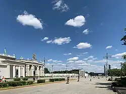 Продольный проезд перед Главным входом на Выставку достижений народного хозяйства.