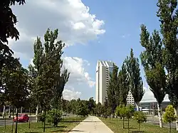 Проспект Мира, на заднем плане отель "Виктория" и Донбасс Арена, 2014 г.