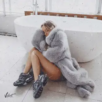 Обложка сингла Мари Краймбрери «Пряталась в ванной» (2020)