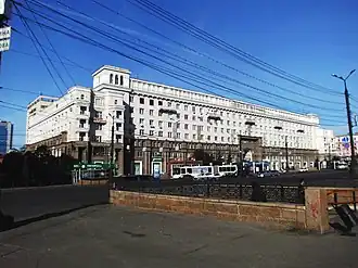 Жилой дом облисполкома в Челябинске, вид с пересечения проспекта Ленина, улиц Кирова и Воровского