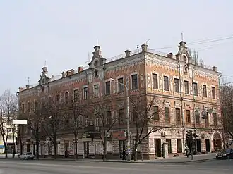 Вид дома без листвы на деревьях