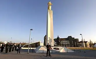 Президент России Владимир Путин у памятника «Сыновьям России, воевавшим в Гражданскую войну» 4 ноября 2021 года