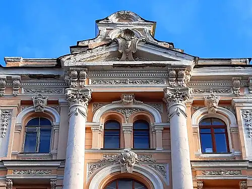 Треугольный фронтон с картушем и маскароном