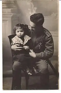 С дочерью Наташей, 10 июня 1916(на груди у Павла орден Св. Владимира IV-й степени с мечами и бантом)