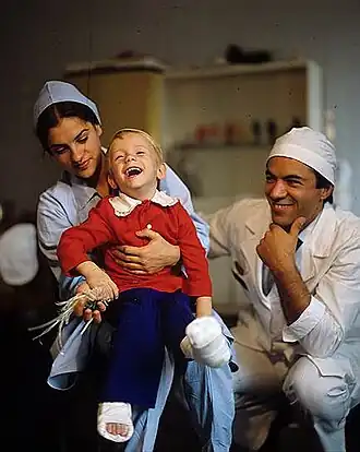 Раса, хирург Рамаз Датиашвили, медсестра Галина Косыгина. Фото с обложки журнала «Огонёк» № 40, октябрь 1983, фотограф Александр Награльян.