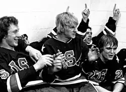 Роберт Сутер (в центре) во время празднования победы над сборной Финляндии на зимних Олимпийских играх 1980 года