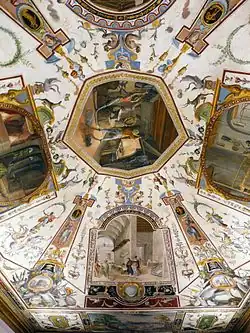 Деталь потолка коридора