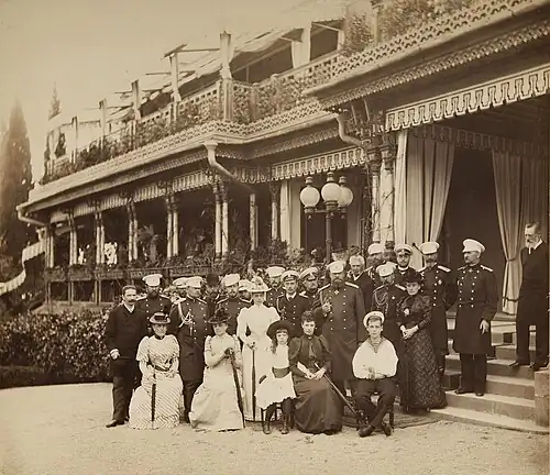 Александр III с семьёй в Ливадии у дворца. 1894 год.