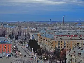 Вид на начало проспекта Ленина (перекресток с улицей Свободы). В центре — клубный комплекс «Авиатор», перед ним — 6-этажный дом № 146