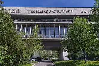 Дорожка рядом со студенческим входом