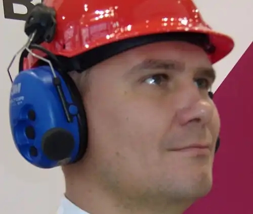 Наушники с активным шумоподавлением получают с помощью микрофонов информацию о шуме "извне" и генерируют противошум под "чашками".