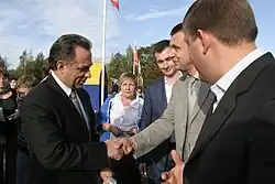 Главред ПЛН Александр Савенко (в центре) и губернатор Псковской области Андрей Турчак (справа) приветствуют министра спорта России Виталия Мутко. Псков, 2009 год.