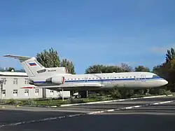 Самолёт ЯК-42Д у старого здания Аэропорта