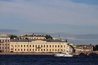 Вид фасада, выходящего на Неву