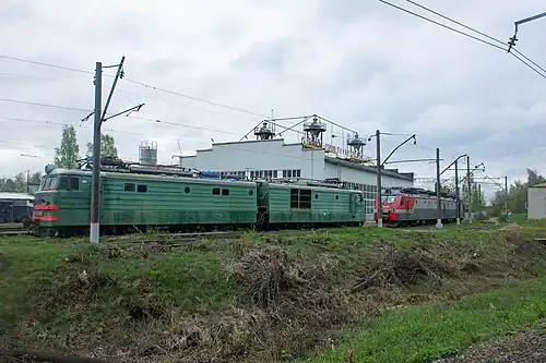 ВЛ10 и 3ЭС4К в депо у платформы