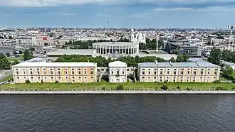 Здание пеньковых складов на Тучковом буяне в 2022 году. На заднем плане — спорткомплекс «Юбилейный», справа — Ватный остров