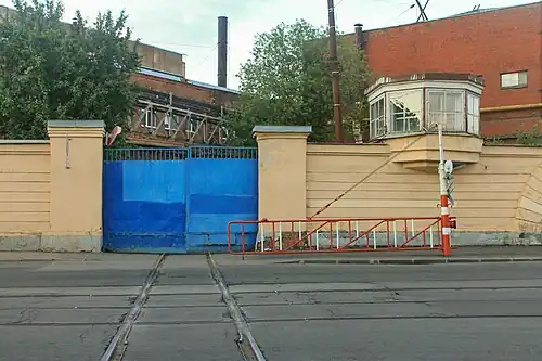 Ворота и пост смотрителя переезда со стороны основной территории