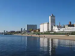 новый пляж, вид с мола на запад