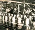 Одна из ранних фотографий сборочного цеха завода