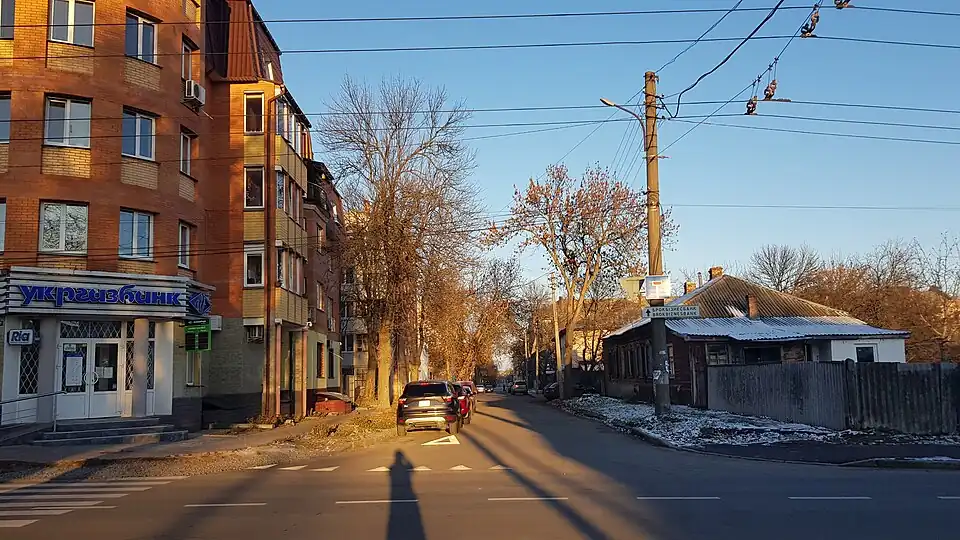 Начало улицы — между улицей Кирпоноса и проспектом Мира