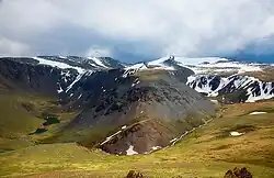 Озеро (справа), из которого вытекает река Себыстей