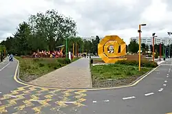 Знак @ («собака») у северного входа в парк символизирует виртуальную реальность (июнь 2019)