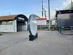 Вид на выход из подземного перехода и кассу с северной стороны остановочного пункта, июль 2024 год