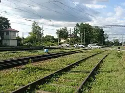 Переезд к северу от станции