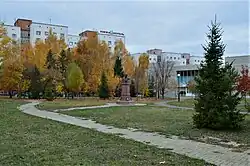 Памятник-бюст Рихарду Зорге и крытый плавательный бассейн (октябрь 2018)