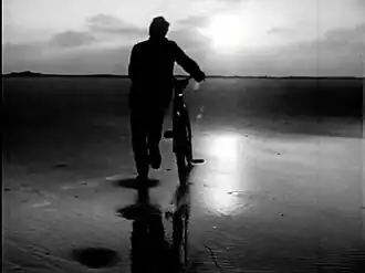 Кадр из финала фильма: Тони удаляется в сторону горизонта по пустынному пляжу