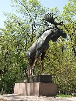 Статуя лося в парке Ленина