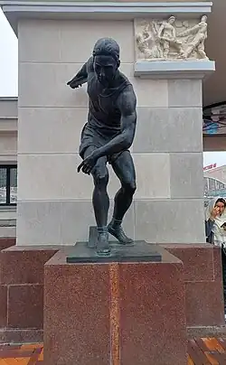 Скульптура «Дискобол», установленная в 2018 году (скульптор М. Г. Манизер).19 октября 2022