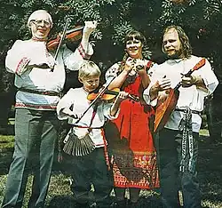 Смоленский фольклорный ансамбль «Живая вода» в 1986 году. Слева направо: Сергей Новиков, Сергей Новиков (младший), Людмила Новикова, Владимир Воробьёв.