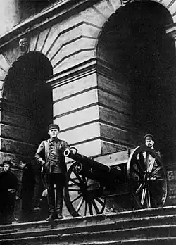 У здания Смольного институтаФевраль 1918 года