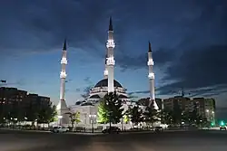 Вид на мечеть с улицы Магомеда Шатаева