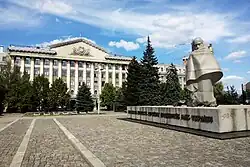 Памятник "Мужества, верности, героизму сотрудников МВД Украины" с видом на Национальную академию внутренних дел